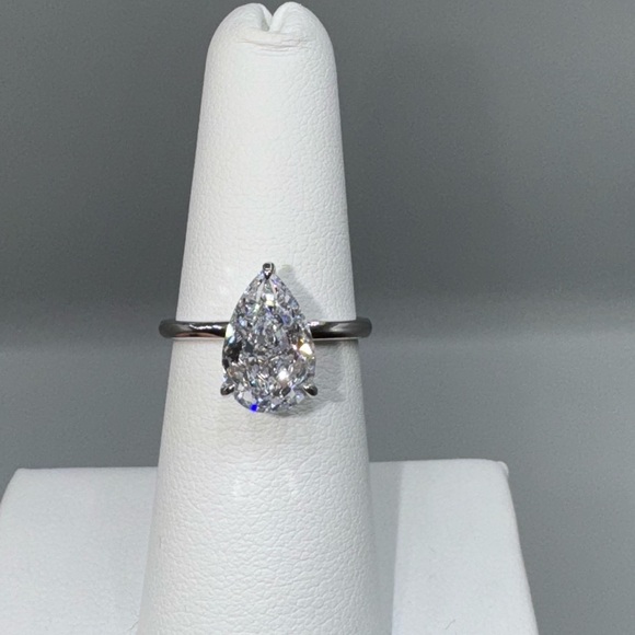 18k 1.75ct Pear Cut Ring - Picture 11 of 15